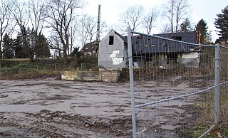 Umgefallen: Einige der Bauzaun-Elemente sind umgestürzt. Im Hintergrund ist das letzte der drei Gebäudeteile zu sehen. - Björn Kenter Umgefallen: Einige der Bauzaun-Elemente sind umgestürzt. Im Hintergrund ist das letzte der drei Gebäudeteile zu sehen. - Björn Kenter