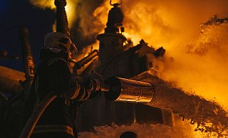 Feuerwehrleute löschen in Kiew nach einem Drohnenangriff einen Brand in einer Infrastruktureinrichtung. - Pavel Petrov/State Emergency Service of Ukraine/AP/dpa