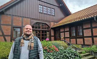 Immobilienmakler Maximilian Remmert gewährt einen Blick in das Haus mit einer Wohnfläche von 380 Quadratmetern. - Uwe Pollmeier