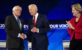 Beifall für die  alten Männer: Bernie Sanders (l.) und Ex-Vize-Prosident Joe Biden. - picture alliance