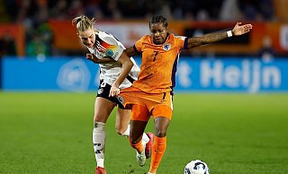 Lineth Beerensteyn (r), hier gegen DFB-Vizekapitänin Janina Minge, stellte ihre Treffsicherheit unter Beweis. - Toin Damen/dpa