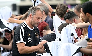 Bundestrainer Hansi Flick und ein Spieler-Trio machten in Frankfurt Werbung für die Nationalelf. - Federico Gambarini/dpa