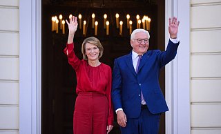 Am Samstag hat Bundespräsident Frank-Walter Steinmeier mit seiner Frau, Elke Büdenbender, viele Gäste beim Bürgerfest im Park von Schloss Bellevue empfangen. Am Sonntag ist Steinmeier beim Finale der Basketball-EM in Riga dabei. - Bernd von Jutrczenka/dpa