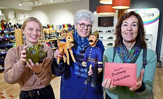 Angelina Meiler vom Schuhhaus Hellweg freut sich mit Petra Kleinelanghorst über die Spende, die Bettina Becker vom Schulbauernhof in Empfang nimmt (v.l.). - Barbara Franke