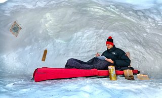 Hat sich einen Kindheitstraum mit dem Iglu-Bau erfüllt: Sebastian Jan Zielonka (25) hat eine ganze Nacht darin verbracht. - Andreas Zobe