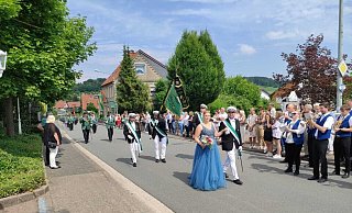 Die Schützen in Sandebeck waren sehr erfreut über die vielen Zuschauer im Ort. - Lennart Schlütz