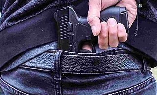 Ein 41-Jähriger fuchtelte in seiner Wohnung vor Gästen mit einer Schreckschusspistole rum. - (Symbolbild): Pixabay