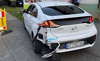 Der Hyundai Ioniq ist bei der Verfolgungsjagd in Bielefeld stark beschädigt worden. - Polizei Bielefeld