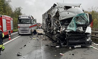 Bei einem Auffahrunfall auf der A 44 bei Haaren verletzte sich der Fahrer des auffahrenden LKW. - Feuerwehr Bad Wünnenberg