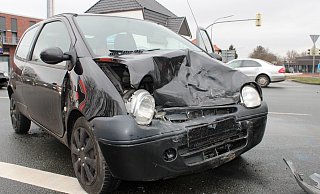 Beide Fahrzeuge, darunter der Renault, wurden stark beschädigt. - Polizei