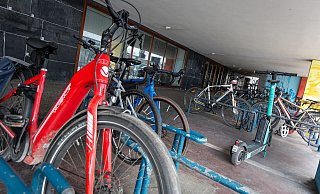 Die Fahrradstellplätze in den Arkaden am Abdinghof fallen weg. - Niklas Tüns
