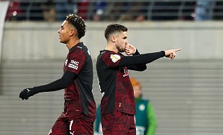 Leipzigs Spieler um Christoph Baumgartner (r, RB Leipzig) und Antonio Nusa (RB Leipzig) jubeln nach dem Treffer zum 2:1. - Jan Woitas/dpa