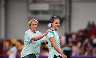 Bereit für die WM: Bundestrainerin Martina Voss-Tecklenburg (l) und Lena Oberdorf. - Sebastian Gollnow/dpa