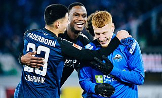 SCP-Matchwinner Ilyas Ansah (M.) jubelt nach dem Abpfiff mit Kapitän Raphael Obermair (l.) und Reservist Laurin Curda über den 2:0-Heimsieg gegen Münster. - BESIM MAZHIQI