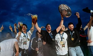 Die Füchse Berlin eskalieren beim Meister-Empfang. - Fabian Sommer/dpa