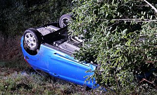 In der Bennenberg-Kurve verlor die 25-jährige Fahrerin die Gewalt über ihren Ford Fiesta, der sich überschlug und auf dem Dach in einer Baumgruppe liegen blieb. - Ralph Meyer