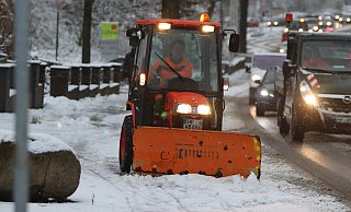Vor zwei Jahren: Ein Mitarbeiter der Wirtschaftsbetriebe Löhne räumt im Winter 2017 mit seinem Traktor den Schnee vom Gehweg an der Oeynhausener Straße. - Dirk Windmöller