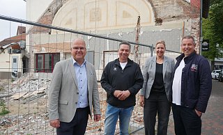 Schlangens Bürgermeister Marcus Püster (v. l.), Sven Schlüter (Fortuna Schlangen), Iris Brockmeier (Volksbank Schlangen) und Investor Ralf Eckel freuen sich auf den Neubau, der den inzwischen abgerissenen Festsaal der Gaststätte Sibille Ostmann ersetzen soll. Der Baubeginn ist für Anfang 2026 geplant. - Klaus Karenfeld Schlangens Bürgermeister Marcus Püster (v. l.), Sven Schlüter (Fortuna Schlangen), Iris Brockmeier (Volksbank Schlangen) und Investor Ralf Eckel freuen sich auf den Neubau, der den inzwischen abgerissenen Festsaal der Gaststätte Sibille Ostmann ersetzen soll. Der Baubeginn ist für Anfang 2026 geplant. - Klaus Karenfeld