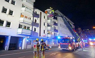 Auch eine Drehleiter kommt bei der Alarmierung am Montagabend zum Einsatz. - Ralph Meyer