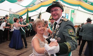 Tanz des Stukenbrocker Königspaares: Gabi und Manfred Bonensteffen drehen glücklich ihre Runden im Festzelt - Knut Dinter