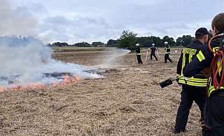 Die Gütersloher Feuerwehrleute übten am Samstag das Löschen von Feld- und Waldbränden. - Robert Becker