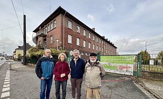 Michael Jürgens (v.l.), Carola Poly, Heinrich Voß und Andreas Bock von der Nachbarschaftsinitiative der Rochdale-Kaserne (hinten) sind enttäuscht und doch zuversichtlich. Sie sehen Bielefeld als Sonderfall. - Peter Unger