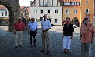 Bürgermeister Frank Haberbosch (Mitte) tritt erneut an. Mit Michaela Zill, Dieter Fette (l.), Bernd Sasse-Westermann (2. v. l.) und Dieter Wiegmann (r.) stehen SPD und FDP sowie die Wählergemeinschaften LK und WL hinter seiner Kandidatur. - Jan-Henrik Gerdener