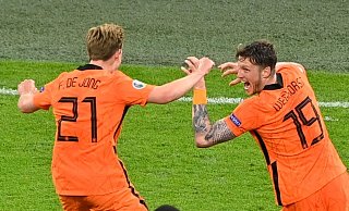 Die Niederländer um Frenkie de Jong (l) und Wout Weghorst wollen ins EM-Viertelfinale. - Foto: Olaf Kraak/EPA Pool/AP/dpa