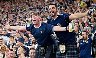 Fußball-Fans wie diese aus Schottland sorgten für einen Übernachtungsrekord in Deutschland. (Archivbild) - Marijan Murat/dpa