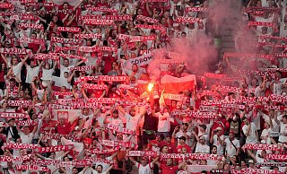 Ein polnischer Fan hat sich bei einem Sturz im Berliner Olympiastadion schwer verletzt. - Michael Kappeler/dpa