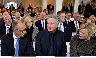 Zum ersten Mal gemeinsam beim Einheitsfest: Bundestagspräsidentin Julia Klöckner (CDU) mit ihrem Lebensgefährten Jörg Pilawa (M.) - im Gespräch mit Bundeskanzler Friedrich Merz (CDU) in der Ludwigskirche. - Jean-Christophe Verhaegen/POOL AFP/dpa