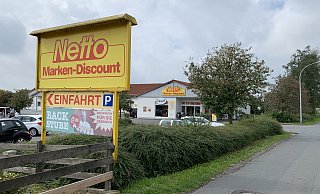 Überfall: In diesen Netto-Markt drangen die Männer mit Waffen ein. - Noah Brümmelhorst