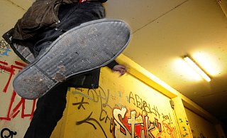 Die Jugendlichen traten sogar noch auf den 14-Jährigen ein, als er bereits am Boden lag. - Symbolfoto: Andreas Frücht