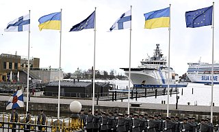 Die Nationalflaggen Finnlands, der Ukraine und der EU wehen vor dem Präsidentenpalast in Helsinki. - Vesa Moilanen/Lehtikuva/dpa