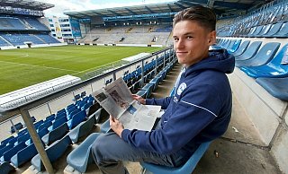 Groß, größer, Großer: Maximilian Großer mit der "NW"-Ausgabe, in der sein Bild den Text zu Arminias Meisterstück schmückt. - Gregor Winkler