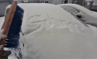 Wer am Sonntagmorgen im Süden des Kreises loswollte, musste erstmal sein Auto freikehren. - Simone Flörke