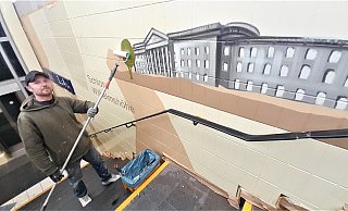 Philipp legt eine Versiegelung über die Motive an den Fliesenwänden – das schützt gegen Schmutz und gegen Graffiti. - Simone Flörke