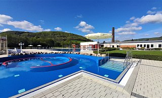 Es ist eingelassen: Das Wasser in der Batze in Beverungen ist drin und wird aufgeheizt, denn schon in wenigen Tagen öffnet das Freibad. - Simone Flörke