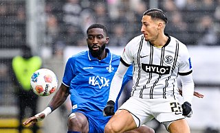 Elversbergs Torjäger Younes Ebnoutalib (r.) im Duell mit Patric Pfeiffer - Uwe Anspach/dpa