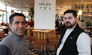 Geschäftsführer Isa Yadel (l.) und Betriebsleiter Berkhan Engin im kernsanierten Café & Bar Celona in Paderborn. Vor allem die Küche wurde veränderten Bedürfnissen angepasst. - Holger Kosbab