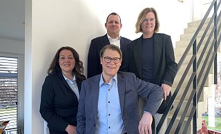Ralf Dräger (vorne) mit der Ortsvereinsvorsitzenden Tülay Pehlivan (v. l.), Fraktionschef Florian Hinney und der stellv. Bürgermeisterin Regina Meißner-Schlömer. - Markus Voss Ralf Dräger (vorne) mit der Ortsvereinsvorsitzenden Tülay Pehlivan (v. l.), Fraktionschef Florian Hinney und der stellv. Bürgermeisterin Regina Meißner-Schlömer. - Markus Voss