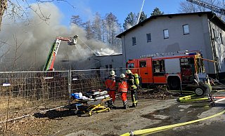 Bei dem Feuer am 23. Februar ist die Industriehalle auf dem Areal neben dem Parkbad so zerstört worden, dass sie einsturzgefährdet ist. Die Polizei hat die Ermittlungen zur Brandursache abgeschlossen. - Christian Bröder