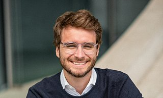 Mindestens seit drei Jahren ohne Krawatte unterwegs: Jan-Henrik Thomas ist Vorstand des Beratungsunternehmens e & Co. Sein Ziel ist es, dass Berater sie selbst sein dürfen, statt eine Rolle spielen zu müssen. - Chloe Desnoyers