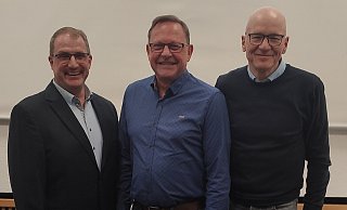 Ratsherr Claudius Bambeck (M.) ist Bürgermeisterkandidat der FWG für Bad Lippspringe. Ihm gratulieren FWG-Chef Erik Ernst (l.) und der Fraktionsvorsitzende Markus Wille. - FWG