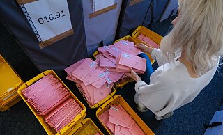 Die eingegangenen Wahlbriefe werden nach Wahlbezirken vorsortiert. Ausgezählt wird erst am Sonntag. - Andreas Zobe