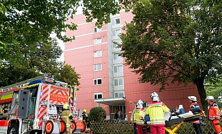 In einer Küche im siebten Obergeschoss dieses Mehrfamilienwohnhauses löschten Einsätzkräfte der Feuerwehr Paderborn brennendes Essen auf dem Küchenherd. - Ralph Meyer