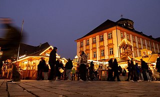 Das Winterdorf in der Bayreuther Fußgängerzone verbreitet schon ab Mitte Oktober weihnachtliche Stimmung. (Archivbild) - Pia Bayer/dpa