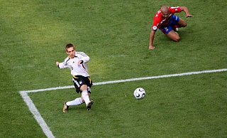 Philipp Lahm erzielte 2006 das 1:0 beim Vorrundenspiel der Gruppe A Deutschland gegen Costa Rica bei der Fußball-WM in München. - Olivier Matthys/dpa
