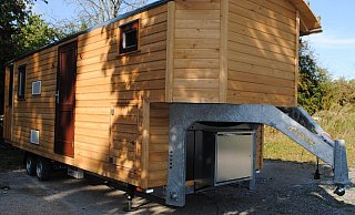 Das Tiny House mitsamt Wohnauflieger ist für einen Bruchteil des Schätzpreises versteigert worden. - privat