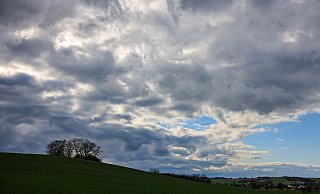 Für das erste Fußball-EM-Wochenende wird vielerorts Regen und Wind erwartet. - Jan Woitas/dpa